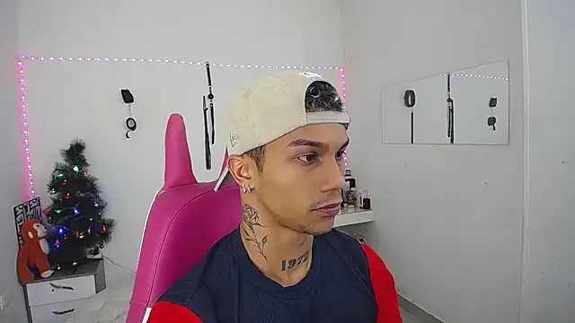 Snapshot of Leonard_Price chatting on December 1, 2025, 12:32 pm Leonard Price online show from December 1, 2025, 12:32 pm