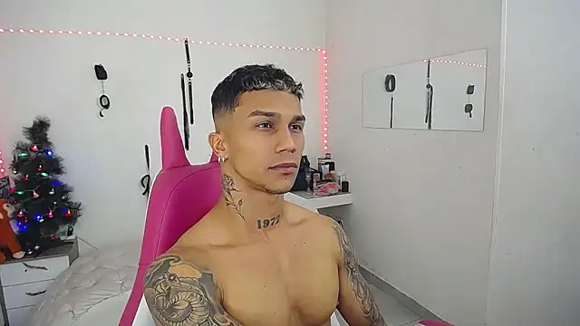 Snapshot of Leonard_Price chatting on December 2, 2025, 4:07 am Leonard Price online show from December 2, 2025, 4:07 am