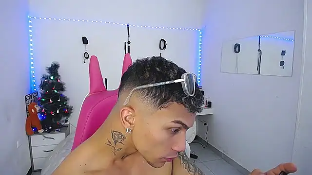 Snapshot of Leonard_Price chatting on December 2, 2025, 4:13 pm Leonard Price online show from December 2, 2025, 4:13 pm