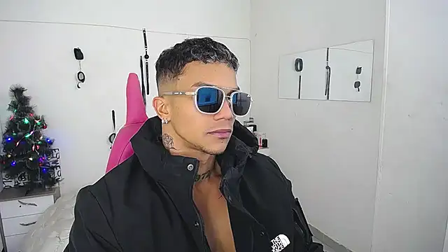 Snapshot of Leonard_Price chatting on December 3, 2025, 2:26 pm Leonard Price online show from December 3, 2025, 2:26 pm