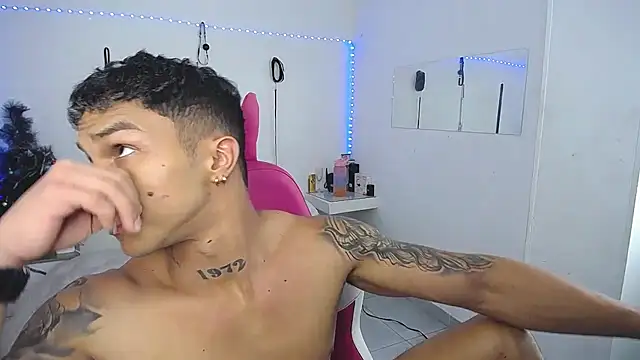 Snapshot of Leonard_Price chatting on December 16, 2025, 2:16 am Leonard Price online show from December 16, 2025, 2:16 am