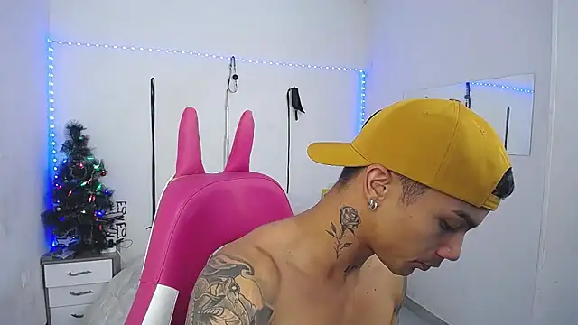 Snapshot of Leonard_Price chatting on December 17, 2025, 2:23 pm Leonard Price online show from December 17, 2025, 2:23 pm