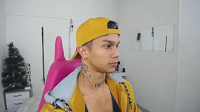 Snapshot of Leonard_Price chatting on December 19, 2025, 1:40 pm Leonard Price online show from December 19, 2025, 1:40 pm