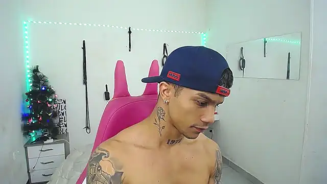 Snapshot of Leonard_Price chatting on December 22, 2025, 12:13 pm Leonard Price online show from December 22, 2025, 12:13 pm