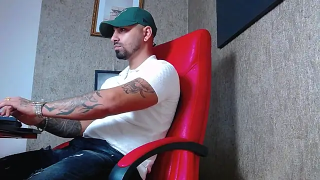 Snapshot of NigelBoydXXX chatting on January 2, 2025, 8:13 pm NigelBoydXXX online show from January 2, 2025, 8:13 pm
