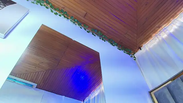 Naia x online show from December 1, 2025, 8:47 pm