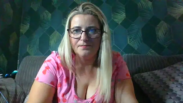 Snapshot of SweetXCandyX chatting on November 14, 2025, 6:28 pm SweetXCandyX online show from November 14, 2025, 6:28 pm