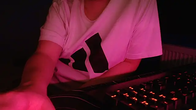 Snapshot of Scotland_100 chatting on November 21, 2025, 9:35 pm Scotland 100 online show from November 21, 2025, 9:35 pm