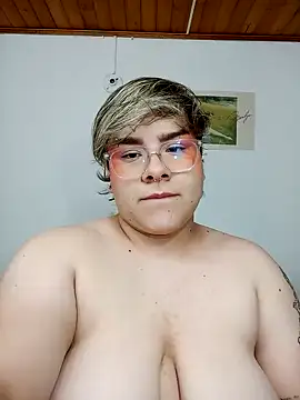 Snapshot of amalia_love chatting on February 8, 2025, 12:38 am amalia love online show from February 8, 2025, 12:38 am