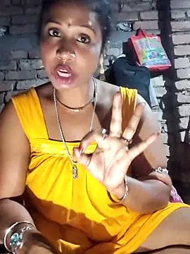 Snapshot of Hotty-dola chatting on February 5, 2025, 3:52 pm Hotty-dola online show from February 5, 2025, 3:52 pm