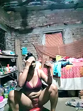 Snapshot of Hotty-dola chatting on February 23, 2025, 4:57 pm Hotty-dola online show from February 23, 2025, 4:57 pm
