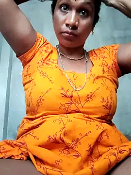 Snapshot of Hotty-dola chatting on October 18, 2025, 4:04 am Hotty-dola online show from October 18, 2025, 4:04 am