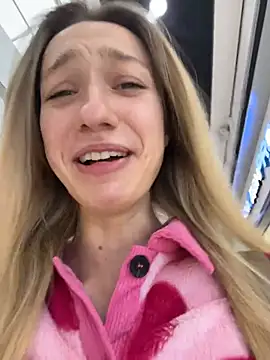 Lia  Love online show from October 24, 2025, 12:12 pm