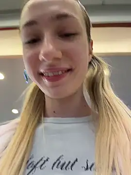 Lia  Love online show from December 14, 2025, 9:03 am