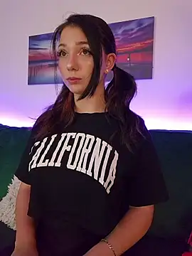 Snapshot of AveryWillow chatting on September 18, 2025, 10:56 pm AveryWillow online show from September 18, 2025, 10:56 pm