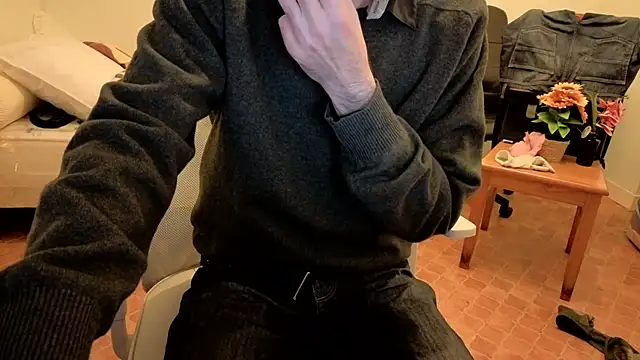 Snapshot of SteveStiffbone chatting on December 18, 2025, 5:19 pm SteveStiffbone online show from December 18, 2025, 5:19 pm