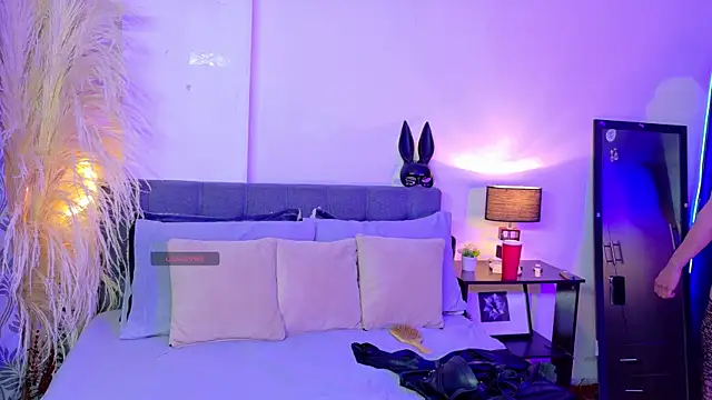 Snapshot of Rouse_Hilton chatting on October 22, 2025, 9:47 pm Rouse Hilton online show from October 22, 2025, 9:47 pm