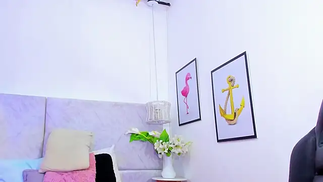 naomiii   online show from October 24, 2025, 12:01 pm