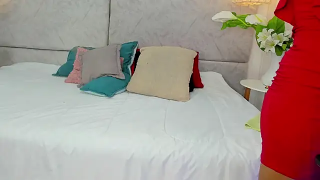 naomiii   online show from December 2, 2025, 11:37 am