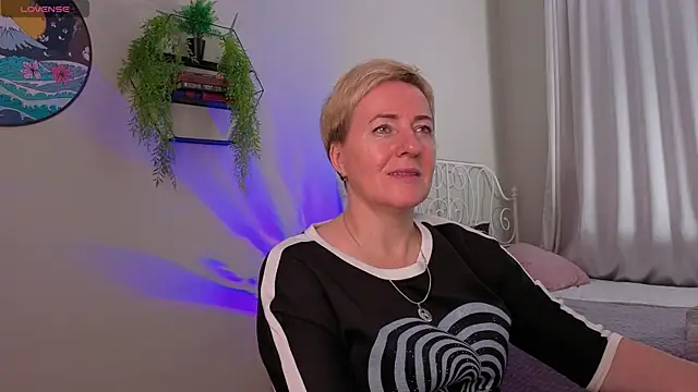 Snapshot of Nika_Smit chatting on November 8, 2025, 5:18 am Nika Smit online show from November 8, 2025, 5:18 am