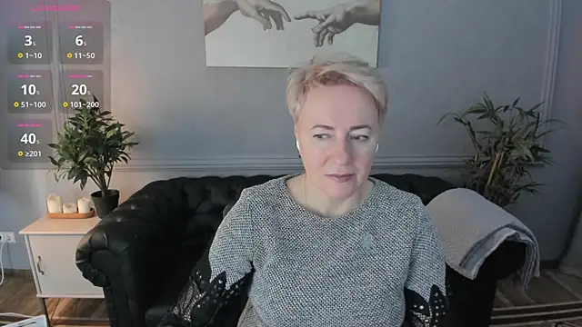 Snapshot of Nika_Smit chatting on November 16, 2025, 5:13 am Nika Smit online show from November 16, 2025, 5:13 am