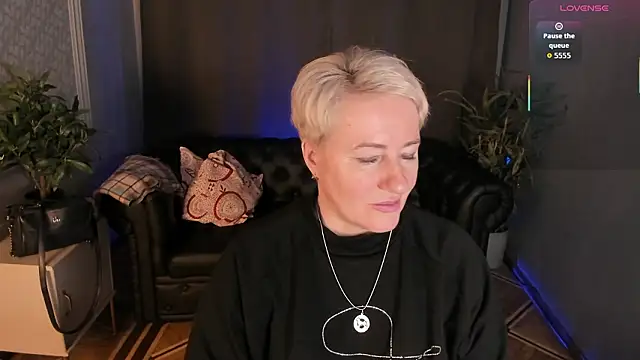 Snapshot of Nika_Smit chatting on February 20, 2026, 5:37 am Nika Smit online show from February 20, 2026, 5:37 am