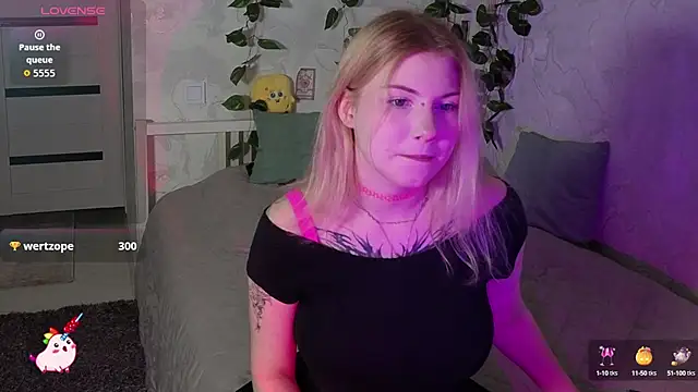 Snapshot of HellenHornny chatting on October 3, 2025, 11:07 am HellenHornny online show from October 3, 2025, 11:07 am