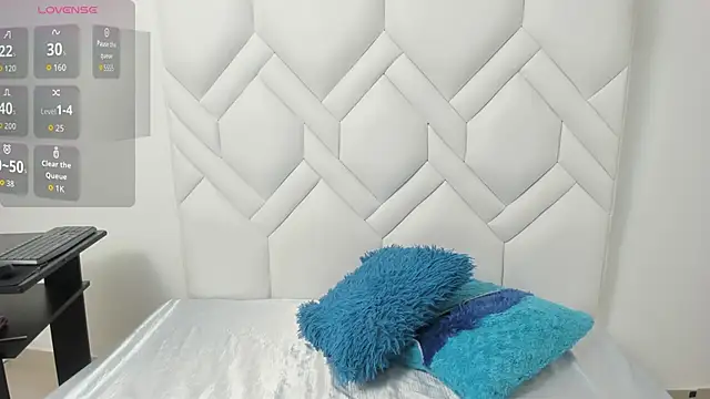 Analia18  online show from November 12, 2025, 1:11 pm