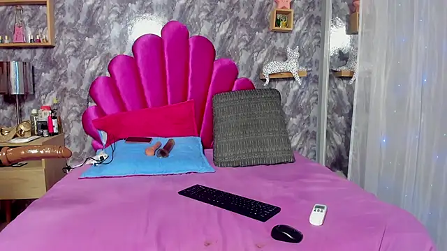 Snapshot of EMMAPARISS chatting on February 14, 2025, 6:40 pm EMMAPARISS online show from February 14, 2025, 6:40 pm