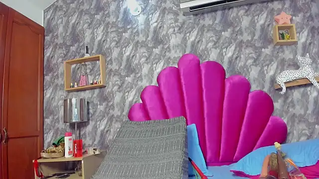 Snapshot of EMMAPARISS chatting on March 17, 2025, 9:45 pm EMMAPARISS online show from March 17, 2025, 9:45 pm