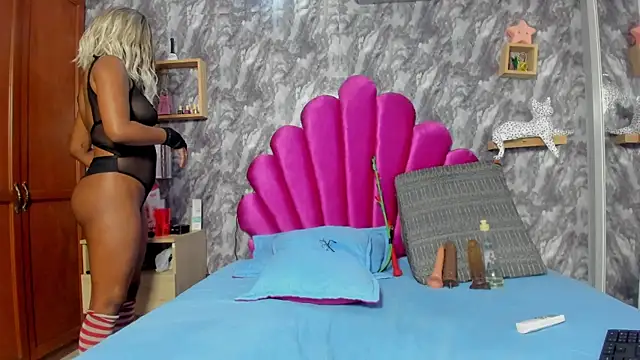 Snapshot of EMMAPARISS chatting on March 18, 2025, 3:10 pm EMMAPARISS online show from March 18, 2025, 3:10 pm