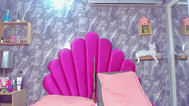 Snapshot of EMMAPARISS chatting on September 13, 2025, 11:54 am EMMAPARISS online show from September 13, 2025, 11:54 am