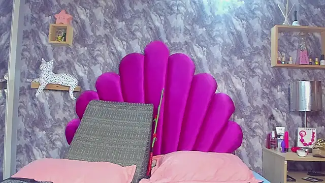 Snapshot of EMMAPARISS chatting on September 29, 2025, 12:32 pm EMMAPARISS online show from September 29, 2025, 12:32 pm