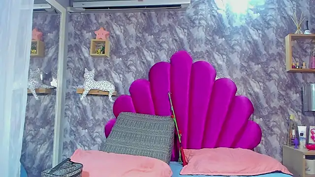 Snapshot of EMMAPARISS chatting on October 17, 2025, 11:57 am EMMAPARISS online show from October 17, 2025, 11:57 am