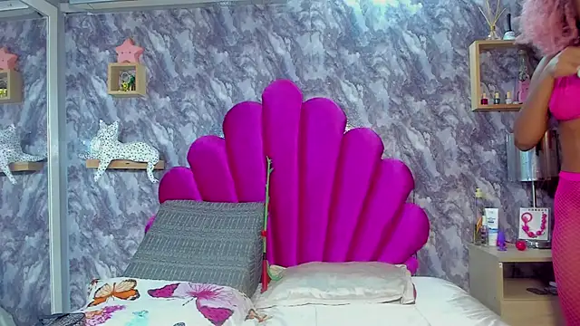 Snapshot of EMMAPARISS chatting on October 24, 2025, 11:50 am EMMAPARISS online show from October 24, 2025, 11:50 am