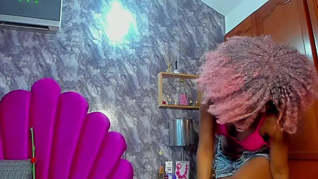 Snapshot of EMMAPARISS chatting on October 27, 2025, 11:47 am EMMAPARISS online show from October 27, 2025, 11:47 am