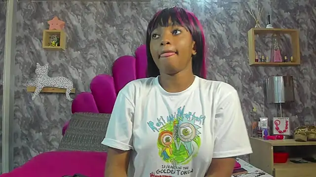 Snapshot of EMMAPARISS chatting on November 6, 2025, 11:55 am EMMAPARISS online show from November 6, 2025, 11:55 am