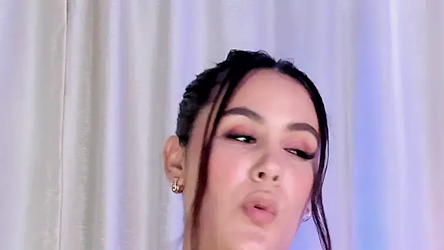 LexyRobert online show from January 26, 2025, 8:34 pm