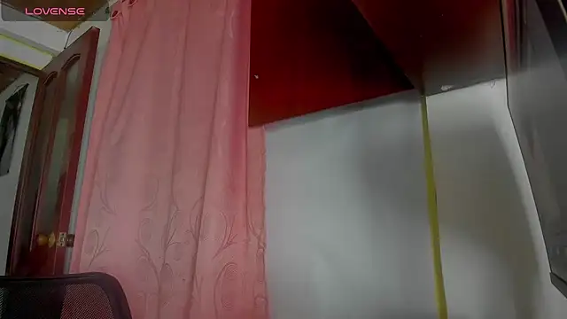 Nenita Hot  online show from November 4, 2025, 11:37 pm