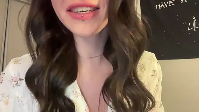 Snapshot of ur_molly chatting on January 15, 2026, 2:27 am ur molly online show from January 15, 2026, 2:27 am