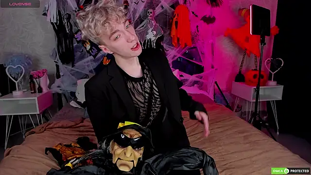 TrevorBenson online show from October 31, 2025, 3:18 am