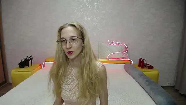 Snapshot of KlaryBrait chatting on November 21, 2025, 9:30 am KlaryBrait online show from November 21, 2025, 9:30 am