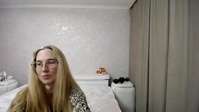 Snapshot of KlaryBrait chatting on December 17, 2025, 4:46 pm KlaryBrait online show from December 17, 2025, 4:46 pm