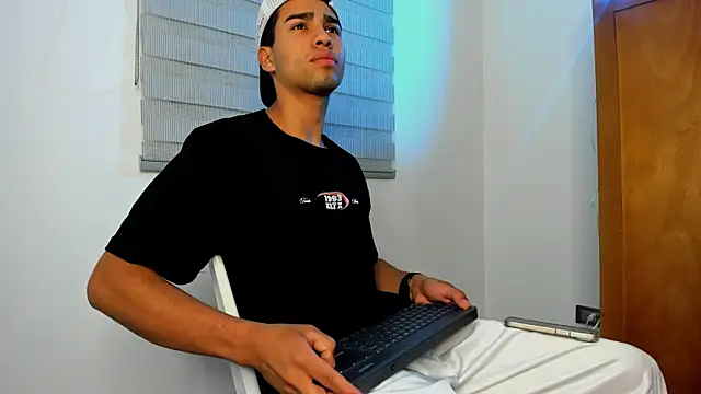 Snapshot of andy_0018 chatting on January 11, 2025, 8:00 am andy 0018 online show from January 11, 2025, 8:00 am