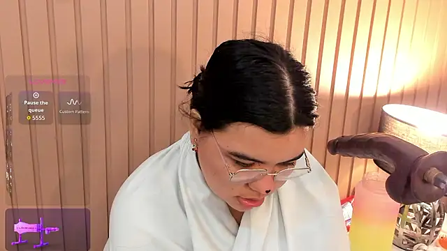 Snapshot of klhoe_boobs chatting on February 2, 2026, 7:51 am klhoe boobs online show from February 2, 2026, 7:51 am