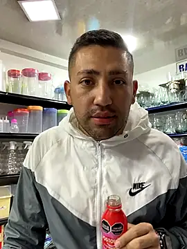 Snapshot of JuanZapata33 chatting on October 13, 2025, 9:37 pm JuanZapata33 online show from October 13, 2025, 9:37 pm