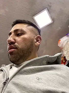 Snapshot of JuanZapata33 chatting on December 13, 2025, 11:54 pm JuanZapata33 online show from December 13, 2025, 11:54 pm