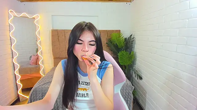 Roxanne tay online show from December 24, 2024, 9:00 pm