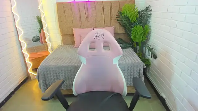 Roxanne tay online show from February 8, 2025, 10:51 pm