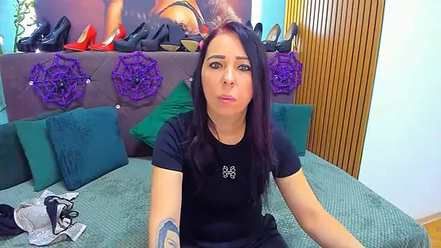 LauraSin online show from October 31, 2025, 4:35 am